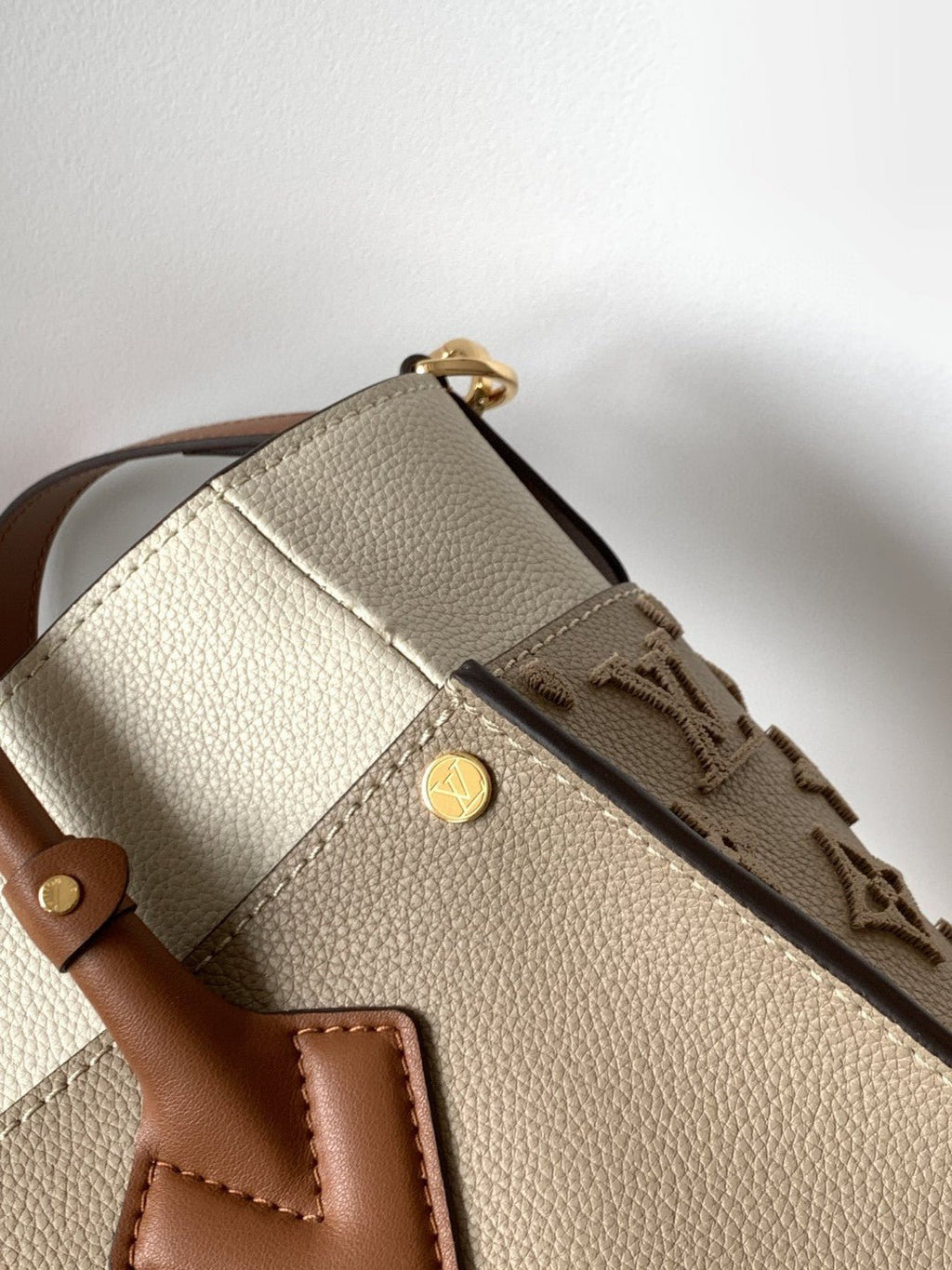 Louis Vuitton M57728 On My Side PM 30cm