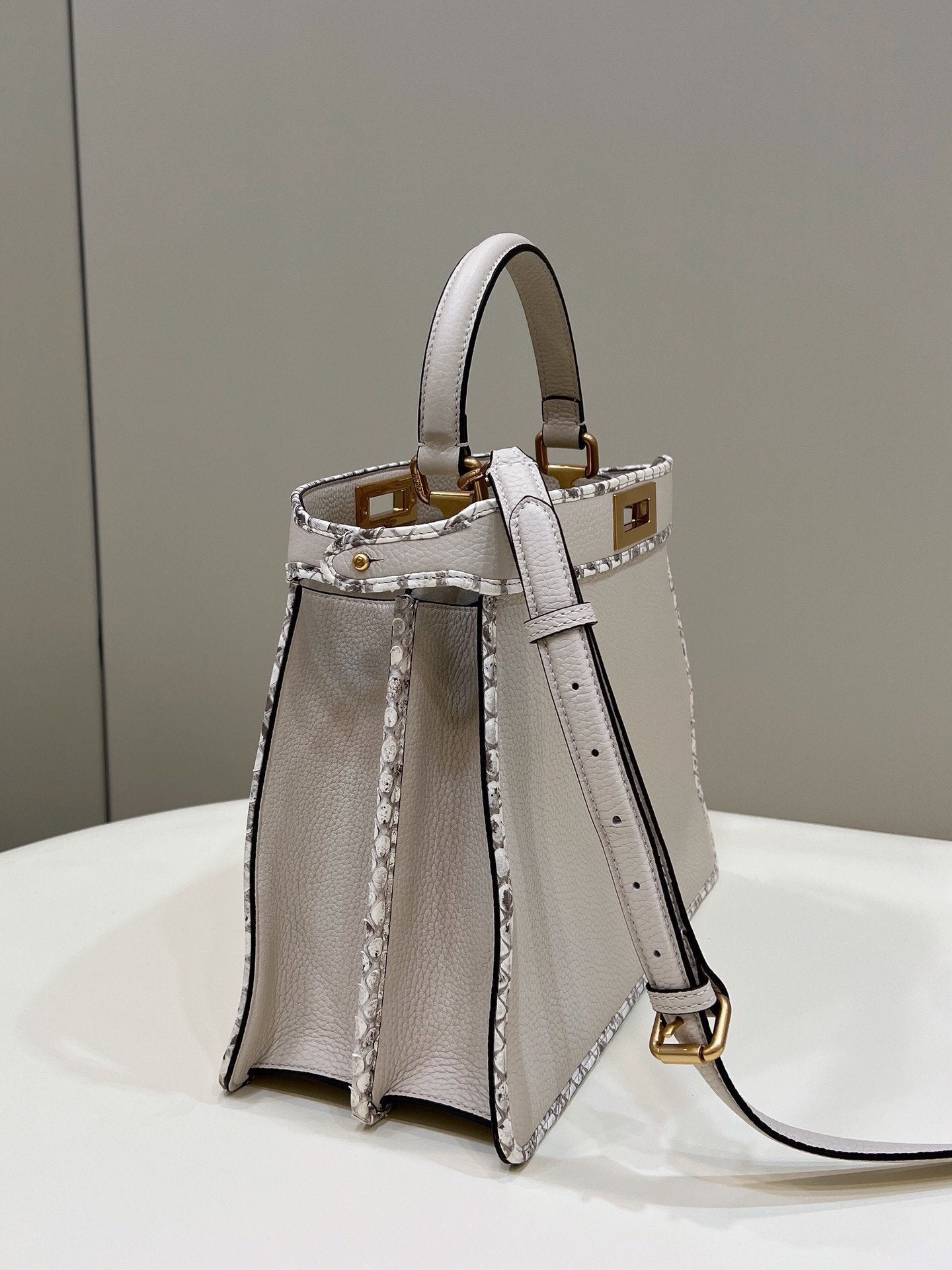 Fendi Peekaboo Iseeu Medium 33cm
