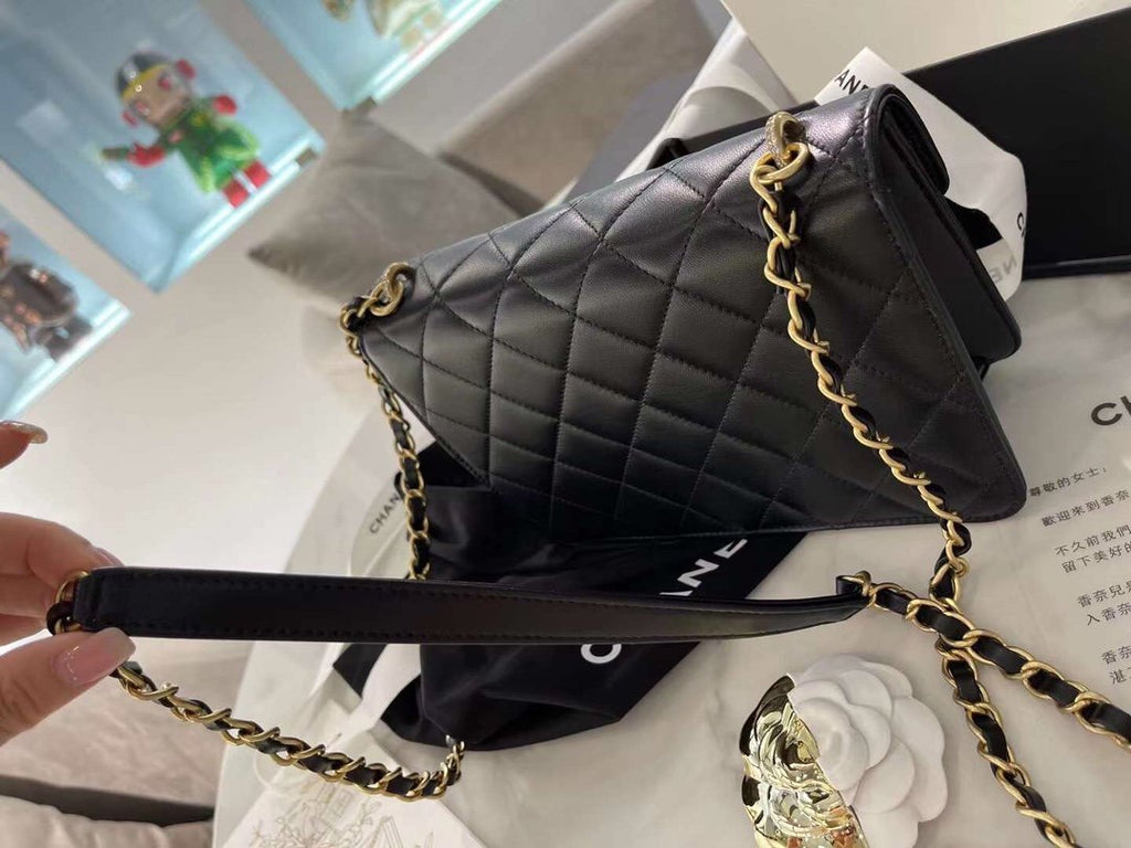 CoCo Flap Bag Chanel Sign 22cm Black