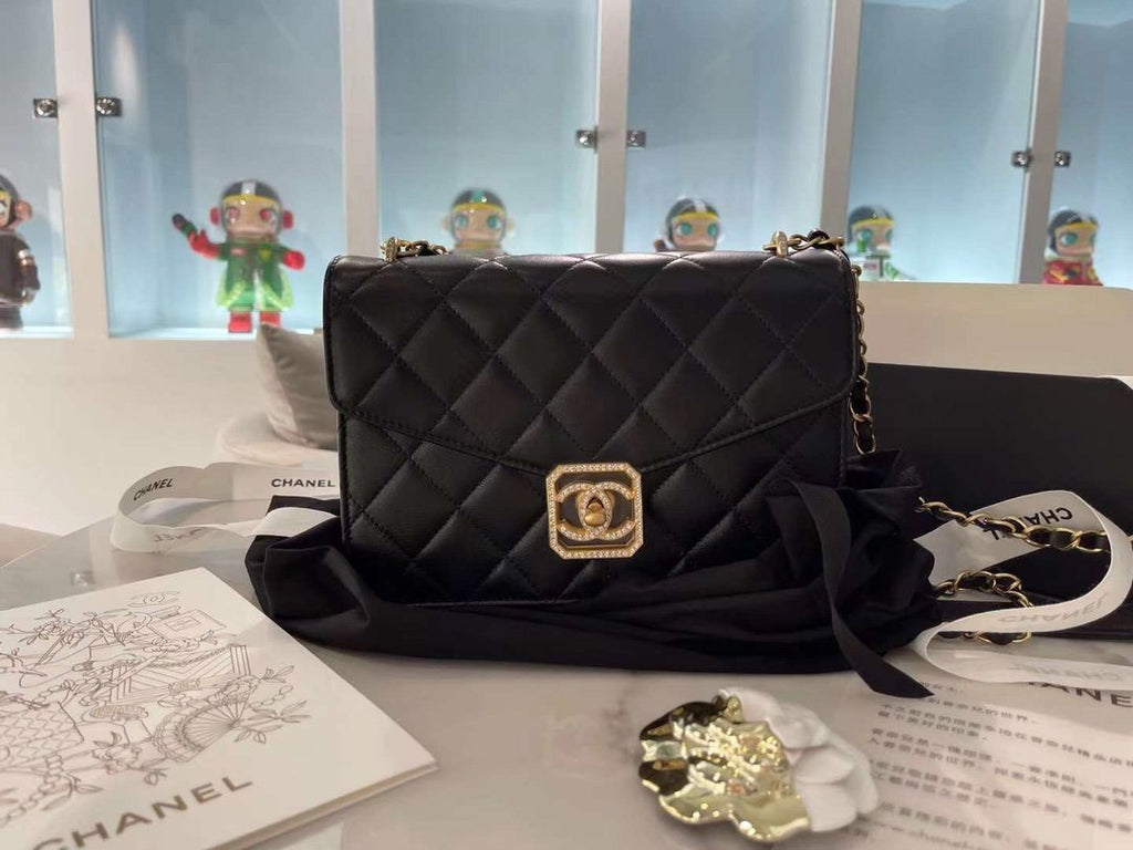 CoCo Flap Bag Chanel Sign 22cm Black