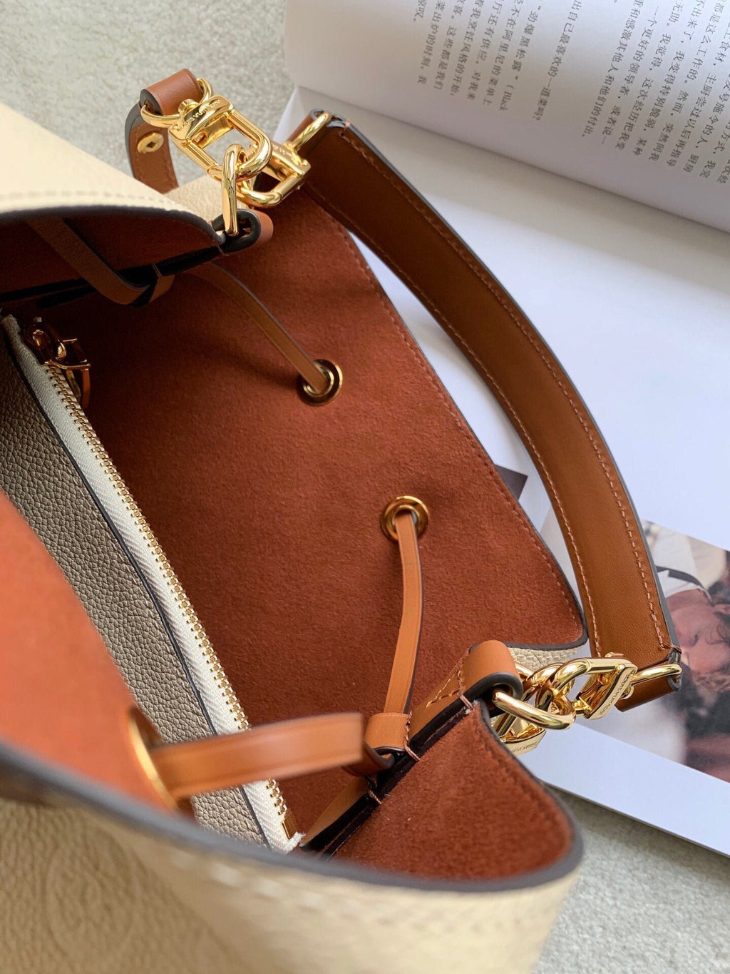 Louis Vuitton Crossbody Bags 26cm White