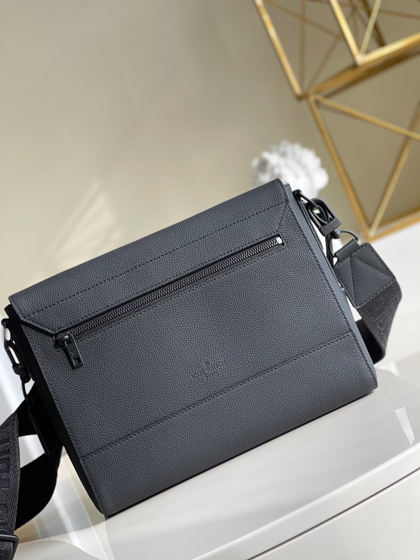 Louis Vuitton M57080 Messenger 28cm