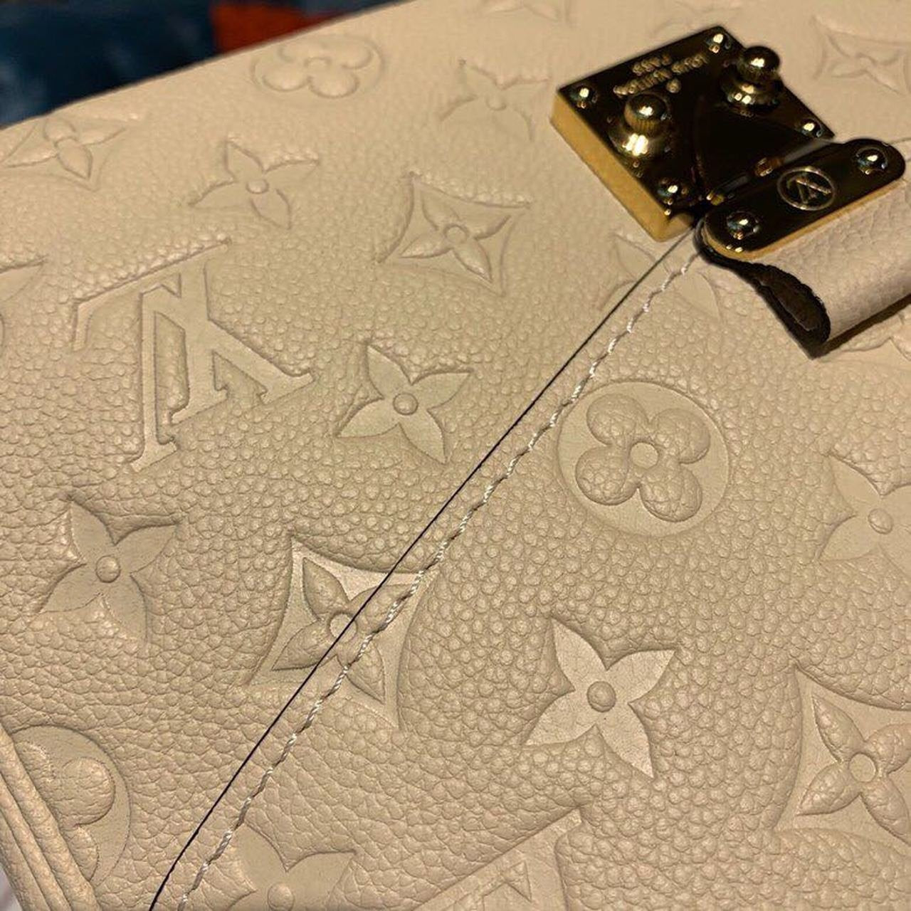 Louis Vuitton Pochette Métis Bag 25cm Monogram Empreinte Canvas Spring/Summer Collection M53940 Crème Beige/Caramel