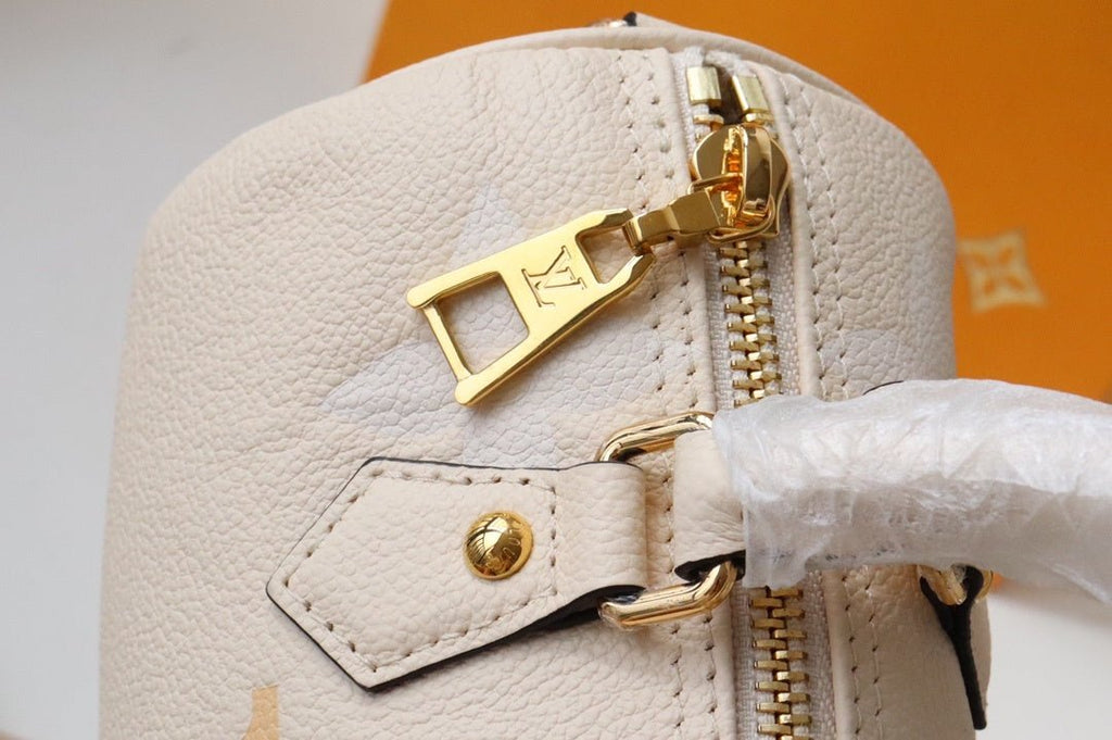 Louis Vuitton Monogram 20cm White Cream