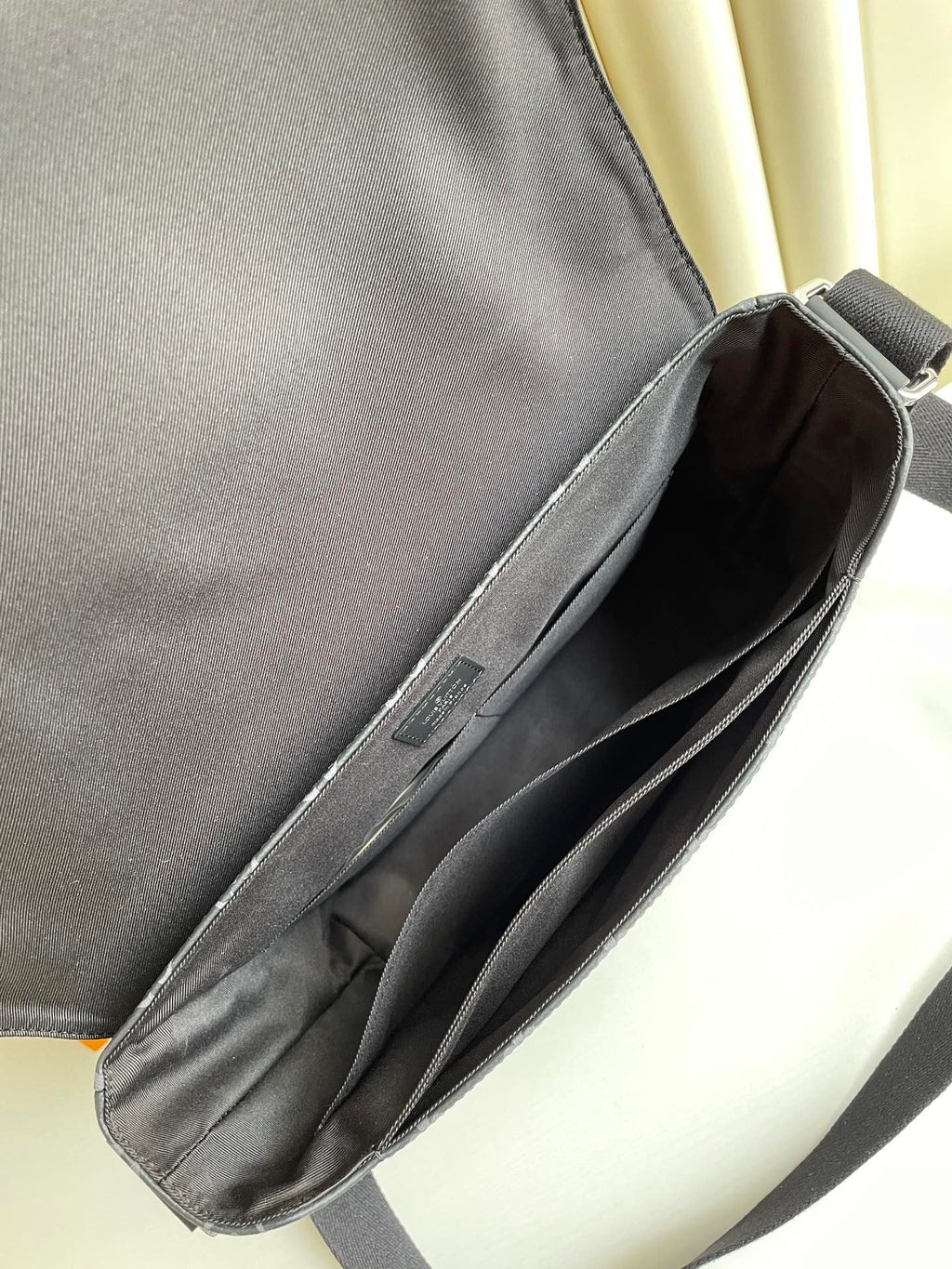 Louis Vuitton N41039 District MM 31cm