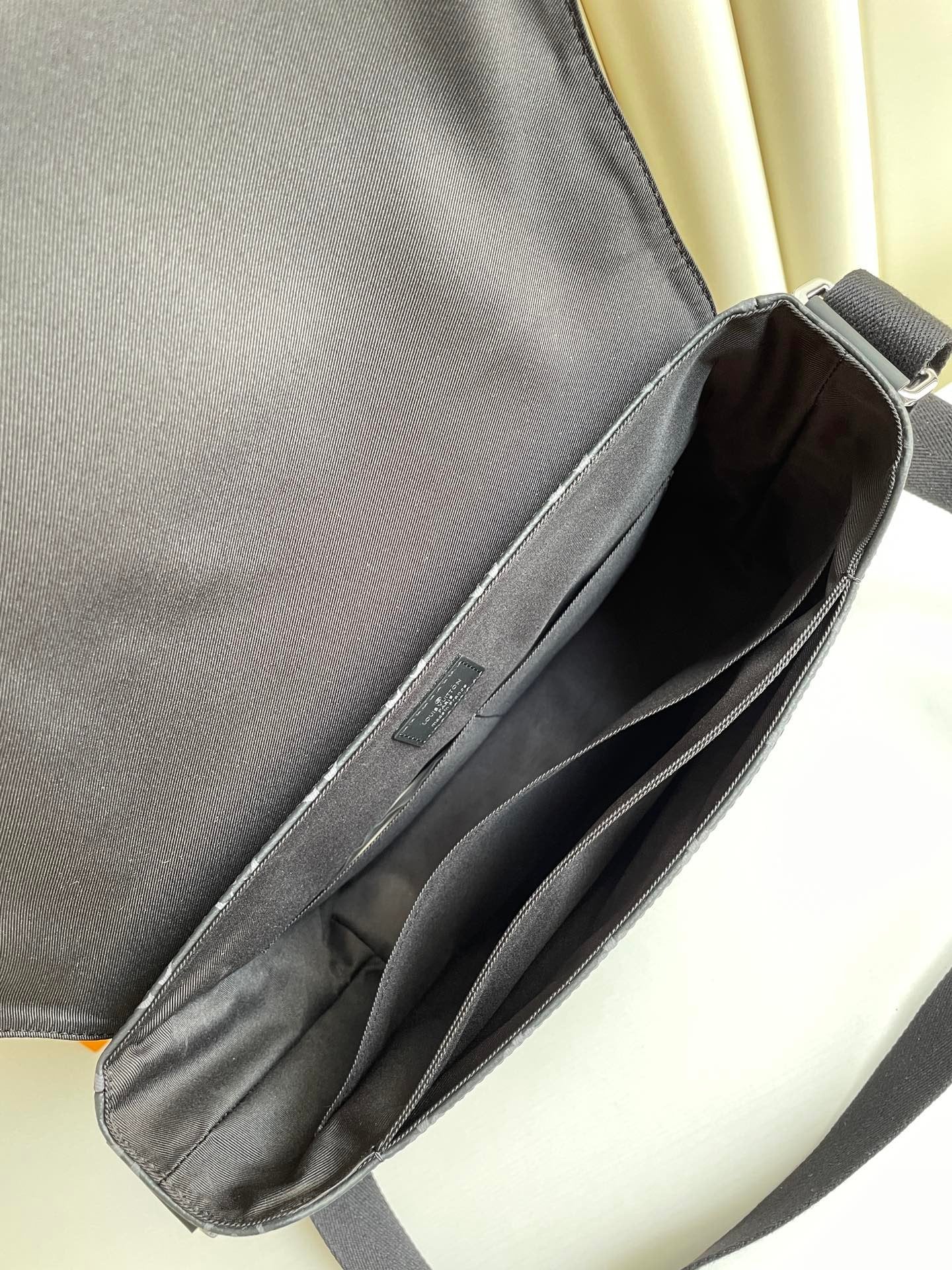Louis Vuitton N41039 District MM 31cm