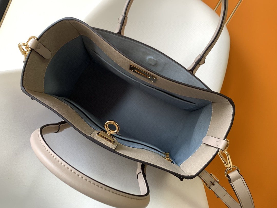 Louis Vuitton M57728 On My Side PM 30cm Greige