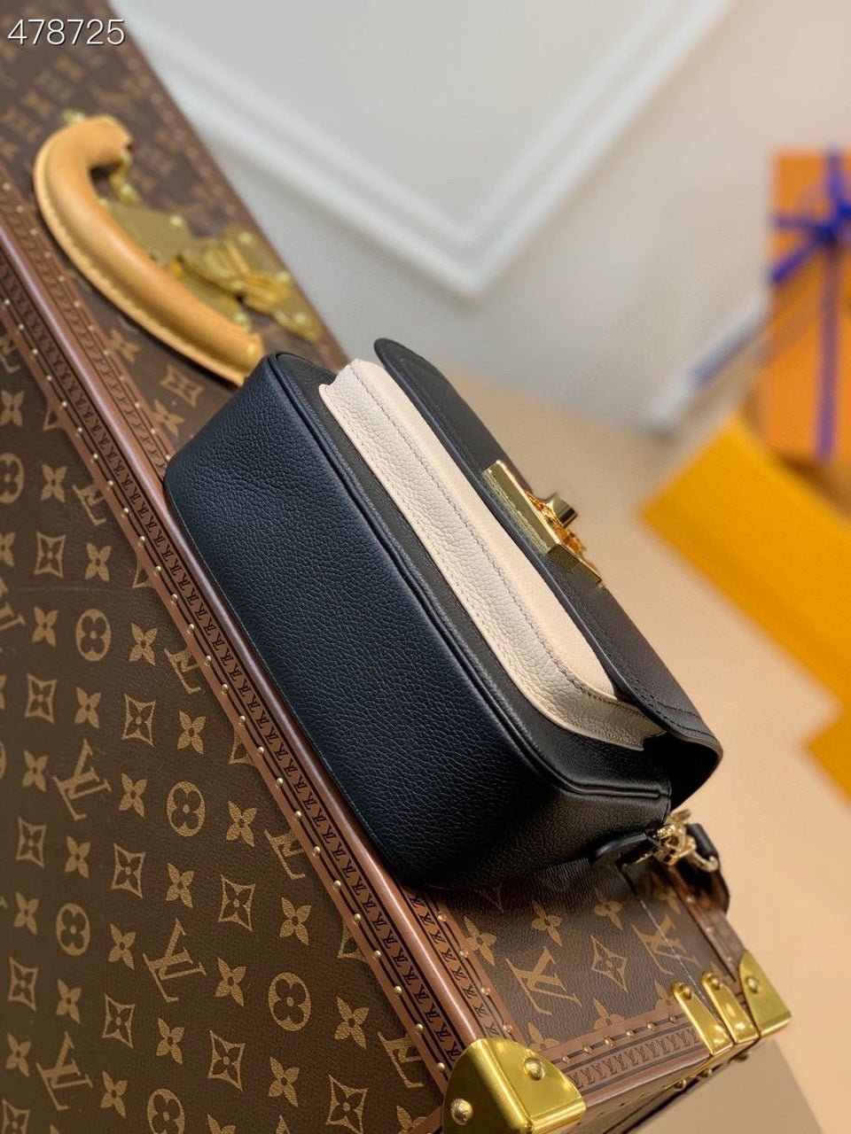 Louis Vuitton Lock Me Tender Bag 20cm Grained Calfskin Leather Spring/Summer Collection M58555, Black