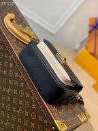 Louis Vuitton Lock Me Tender Bag 20cm Grained Calfskin Leather Spring/Summer Collection M58555, Black