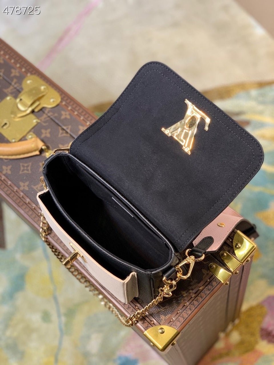 Louis Vuitton Lock Me Tender Bag 20cm Grained Calfskin Leather Spring/Summer Collection M58555, Black
