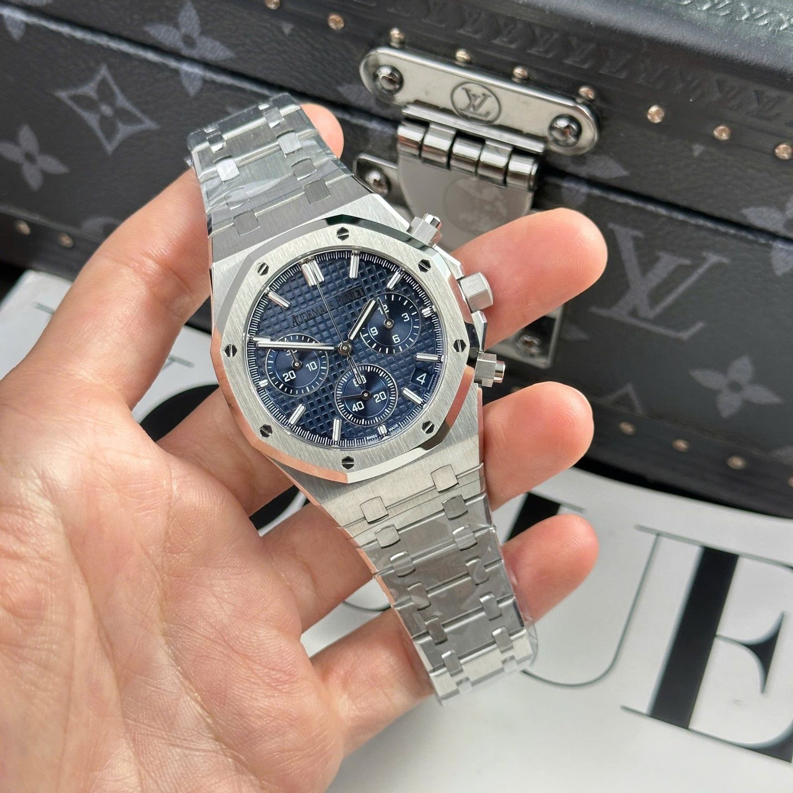 Audemars Piguet Royal Oak 26240ST Watch Blue Dial Metal Wire 41mm
