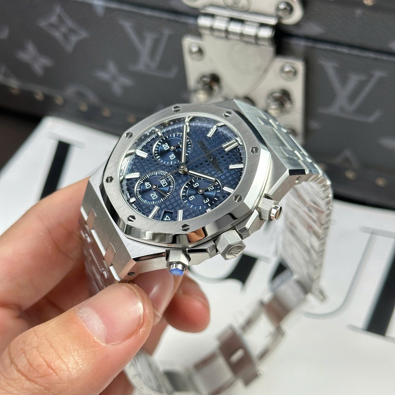 Audemars Piguet Royal Oak 26240ST Watch Blue Dial Metal Wire 41mm