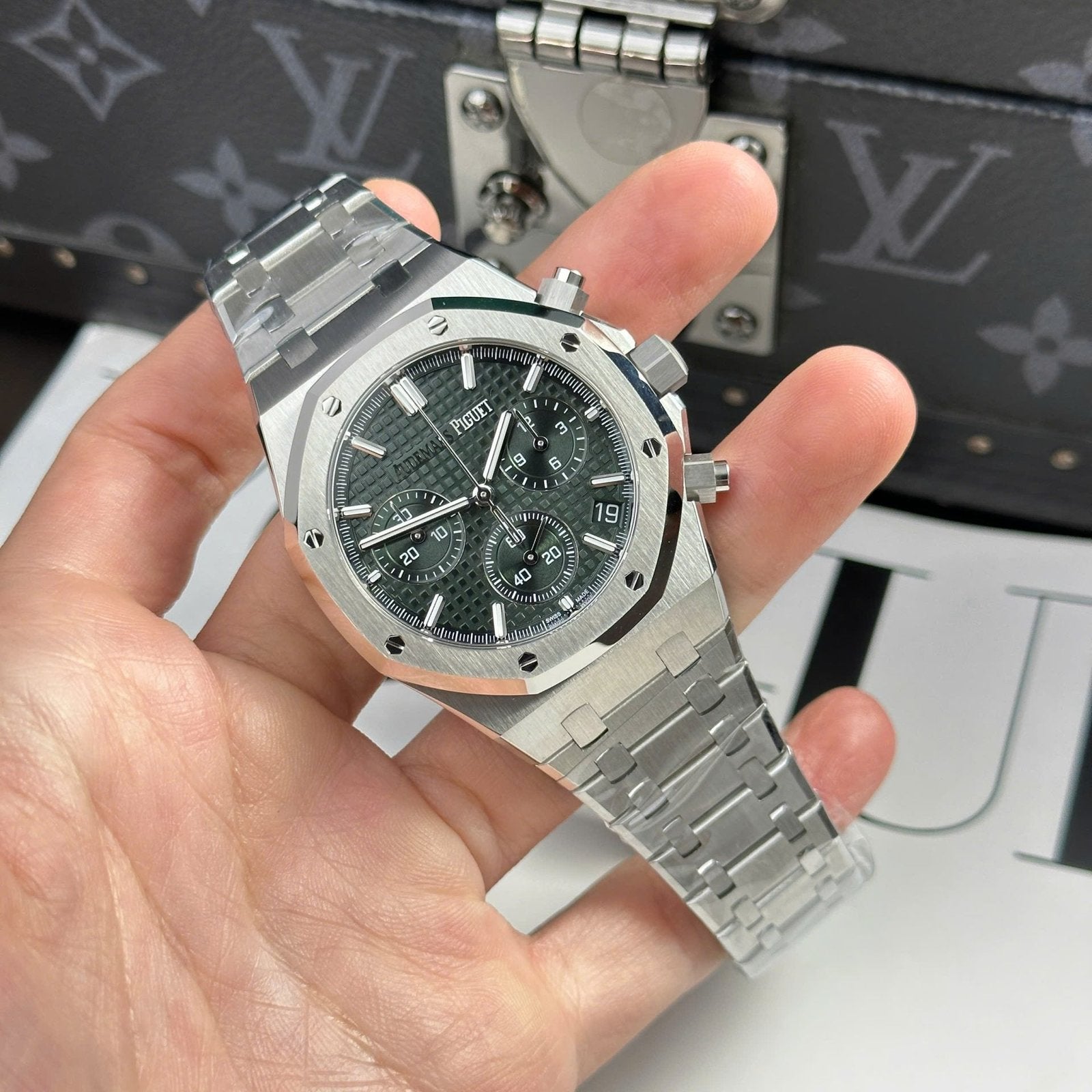 Audemars Piguet Royal Oak 26240ST Watch Green Dial 41mm