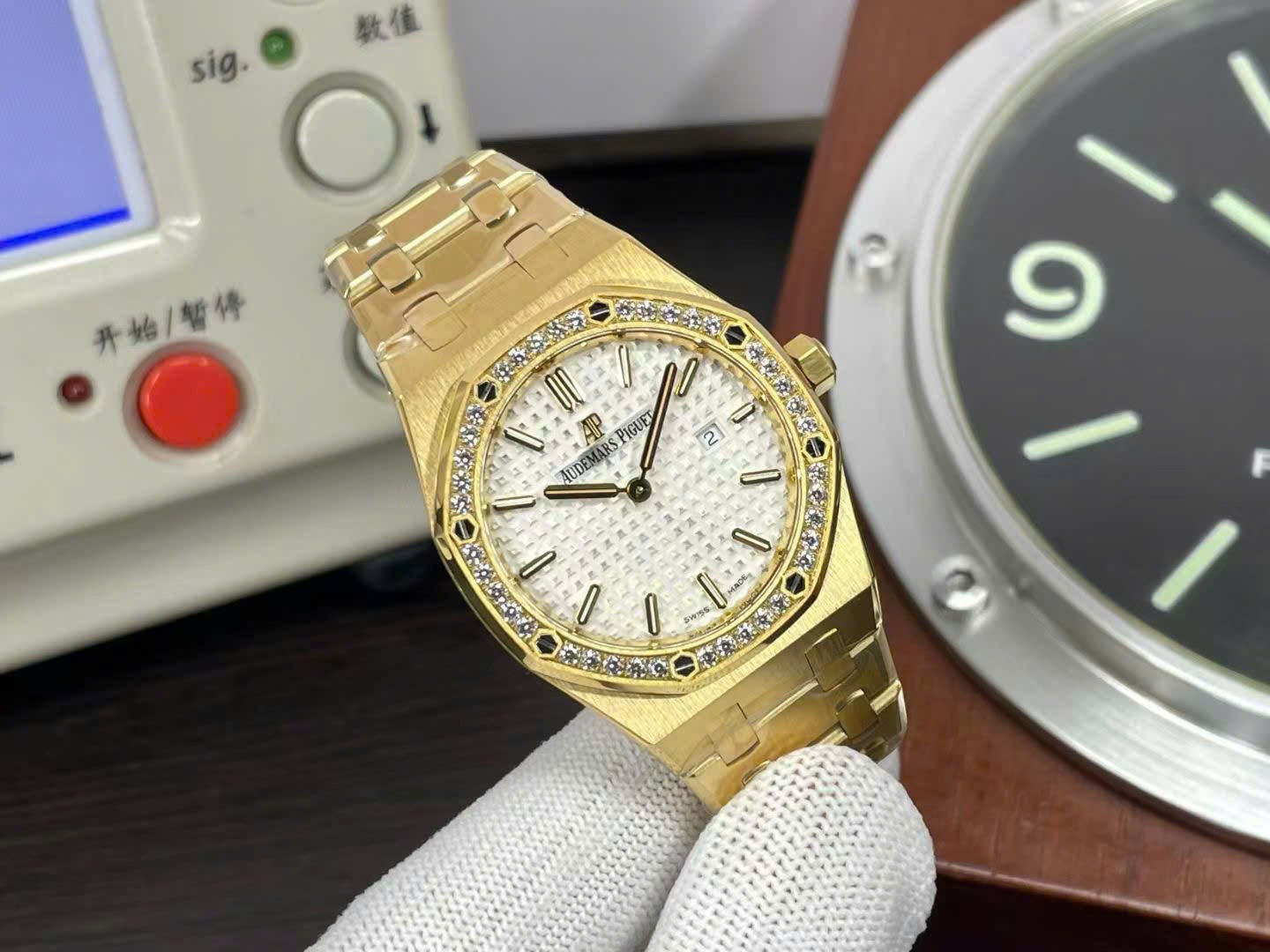 Audemars Piguet Watch Royal Oak 67651OR Automatic Swiss Movement 34mm