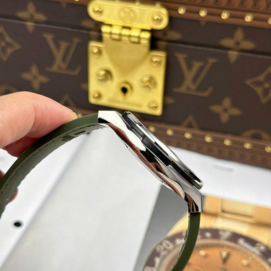 Hublot Classic Fusion Green Watch Weight 84 Grams Super Light 42mm