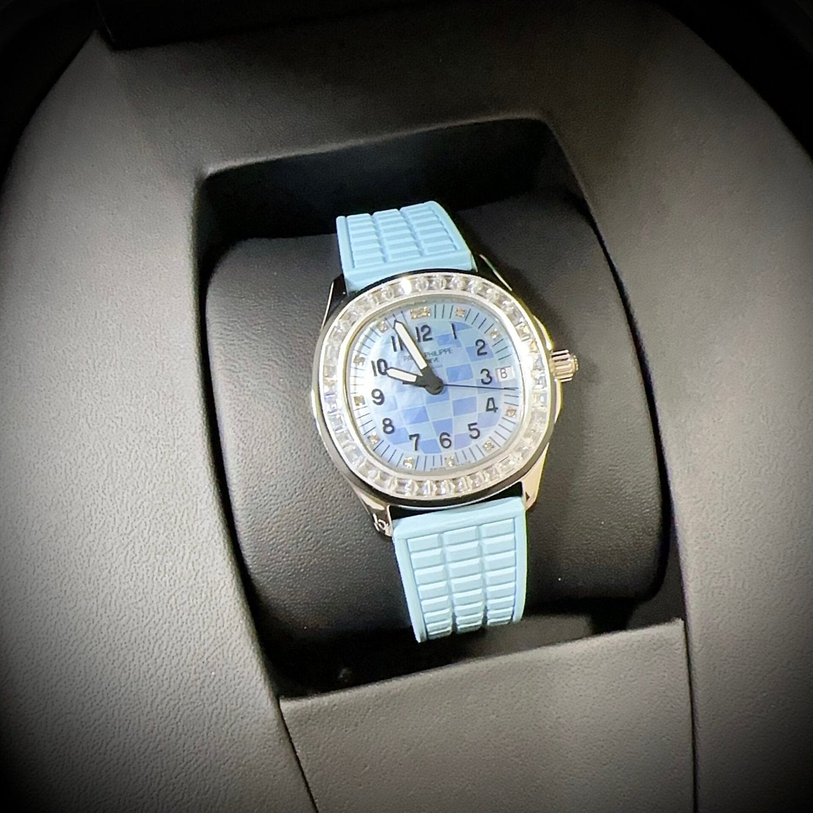 Patek Philippe Aquanaut 5072R Watch Blue Diamond 35.6mm