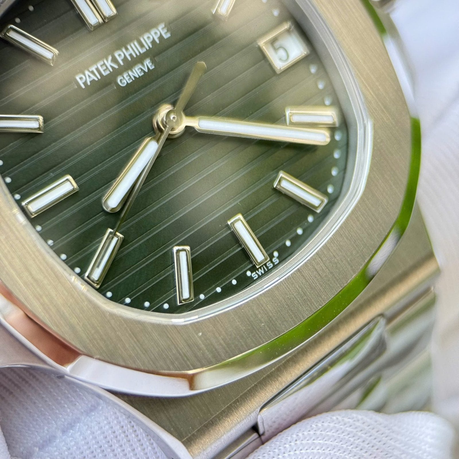 Patek Philippe Nautilus 5711 Watch Green Dial Metal Wire 40mm