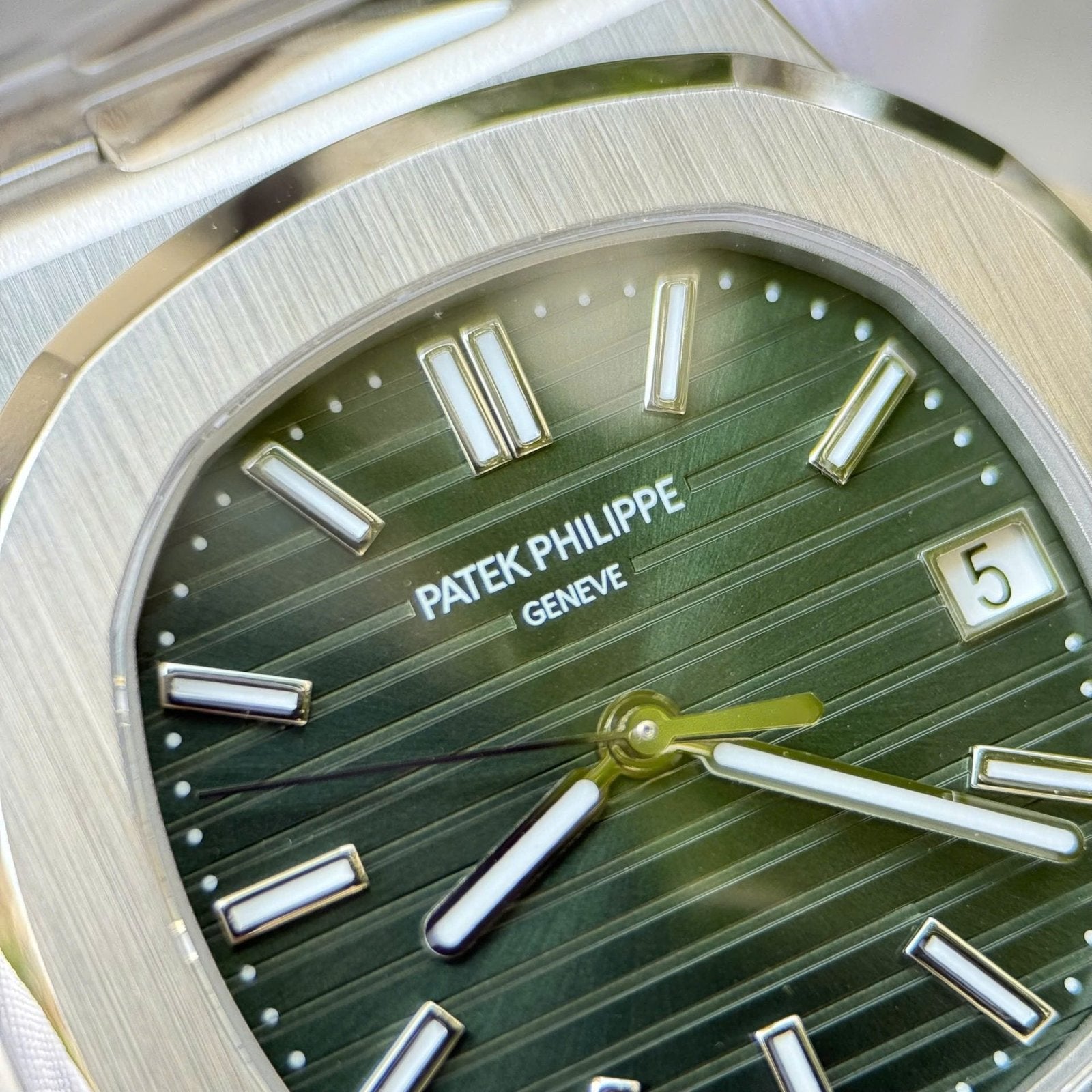 Patek Philippe Nautilus 5711 Watch Green Dial Metal Wire 40mm