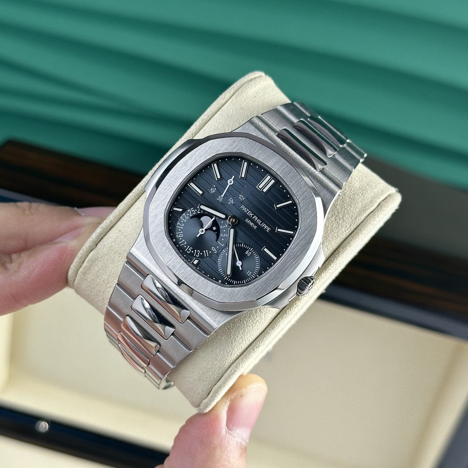 Patek Philippe Watch Nautilus 5712 Authentic Details 40mm