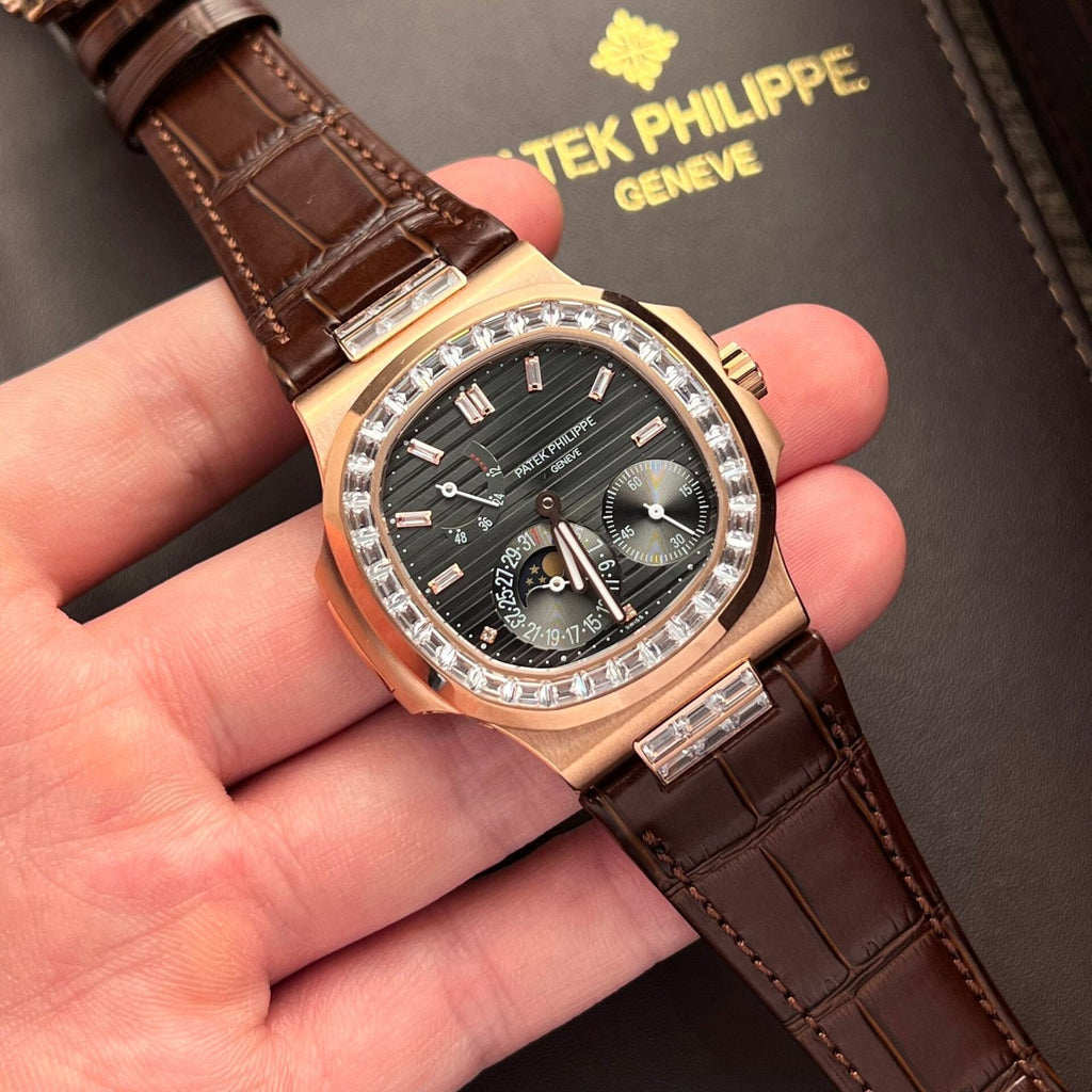 Patek Philippe Nautilus 5724R Watch Gray Dial 40mm