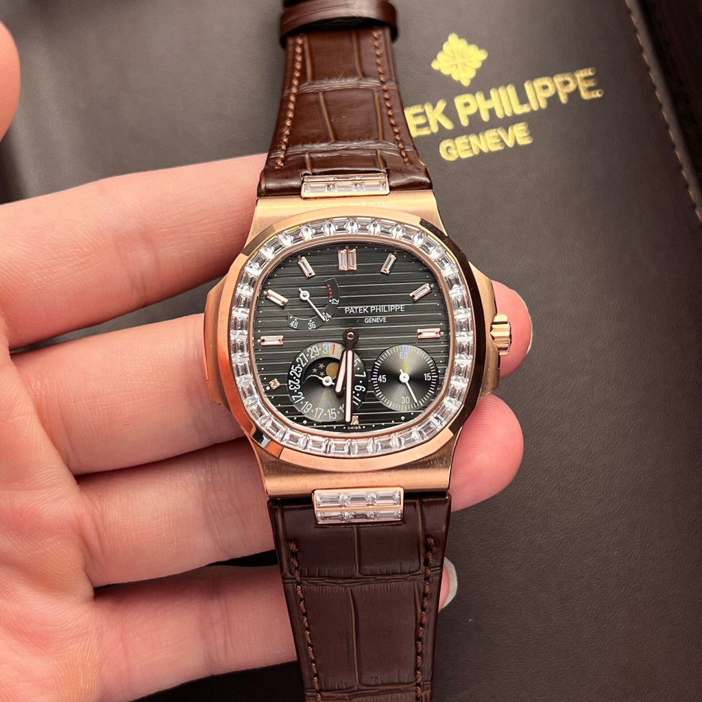 Patek Philippe Nautilus 5724R Watch Gray Dial 40mm