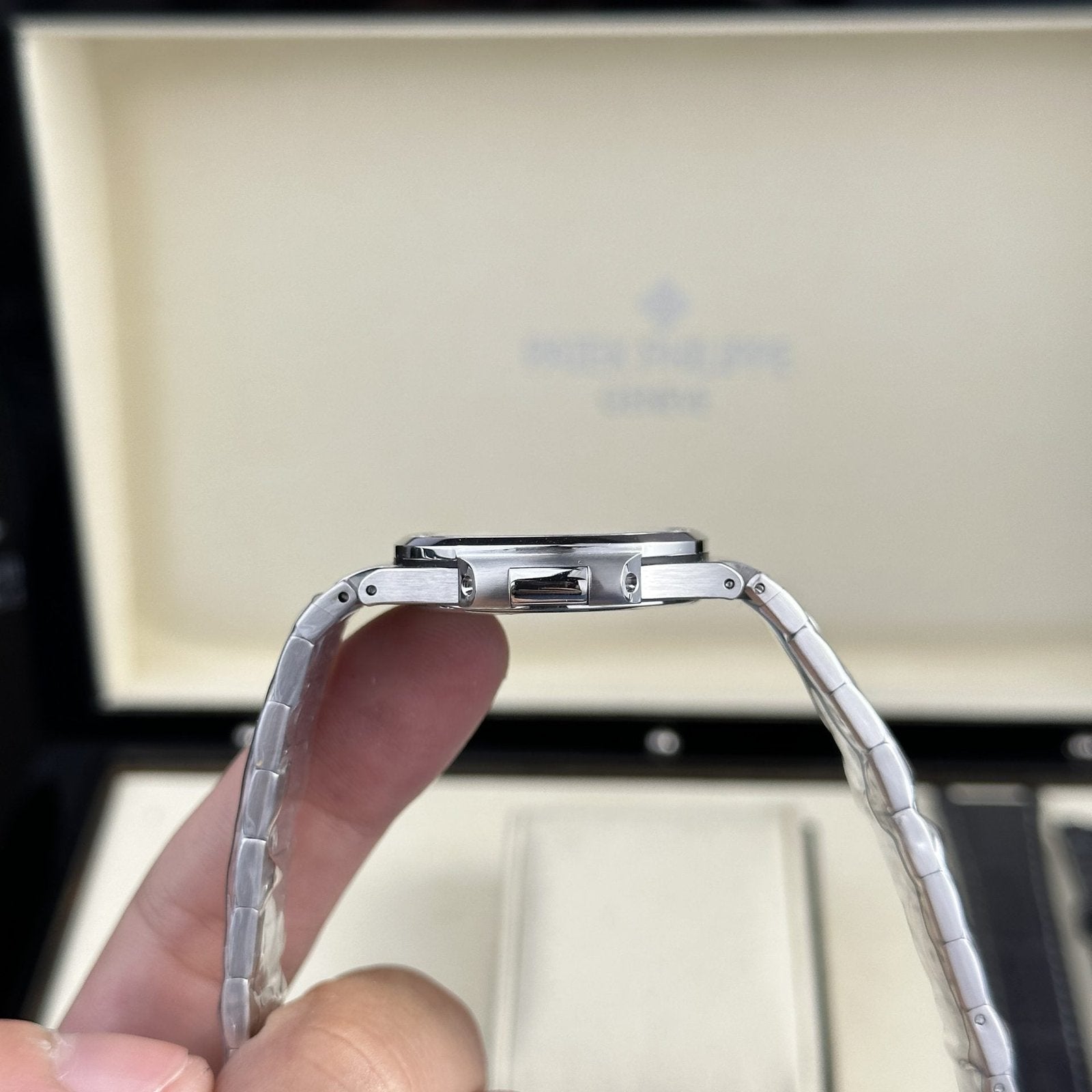 Patek Philippe Watch Nautilus 7010 White Dial Metal Wire 32mm
