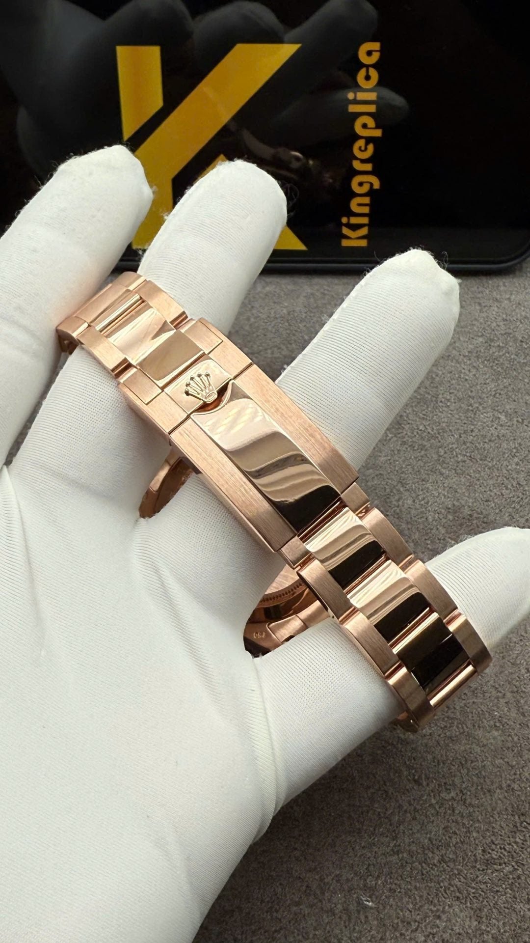 Rolex Daytona Rainbow Watch in Solid Gold with 40mm Natural Diamonds