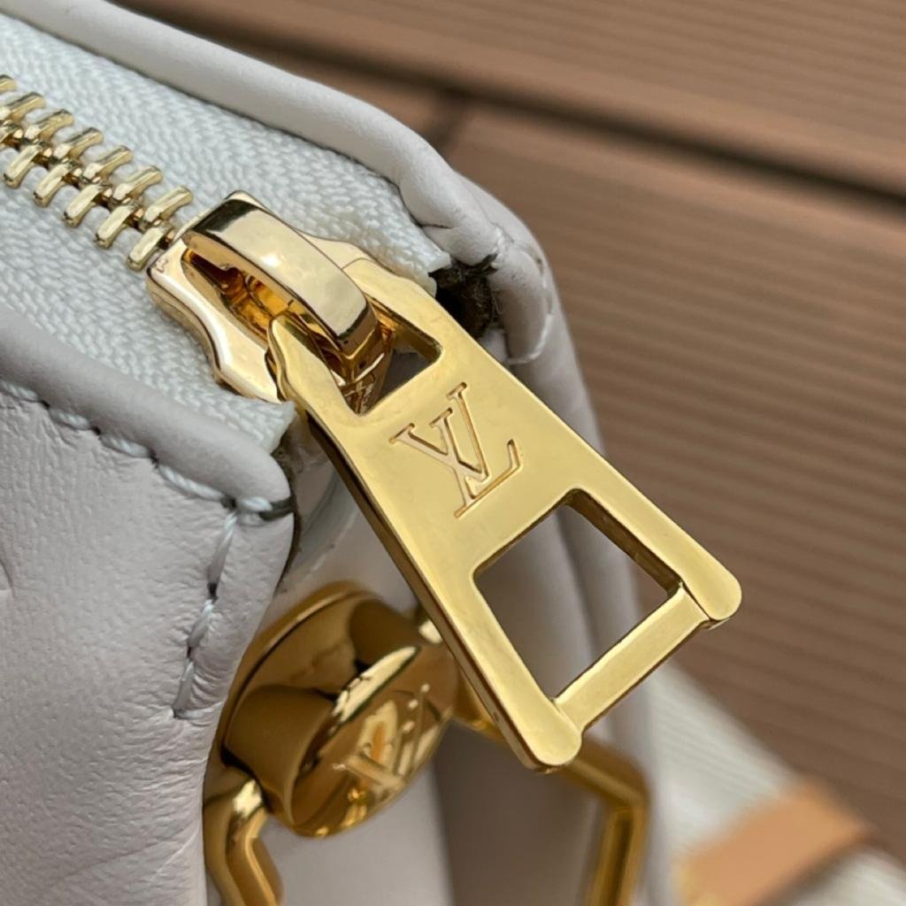Louis Vuitton Coussin PM Bag 26cm Monogram Embossed Puffy Lambskin Leather Spring/Summer Collection M57793 White