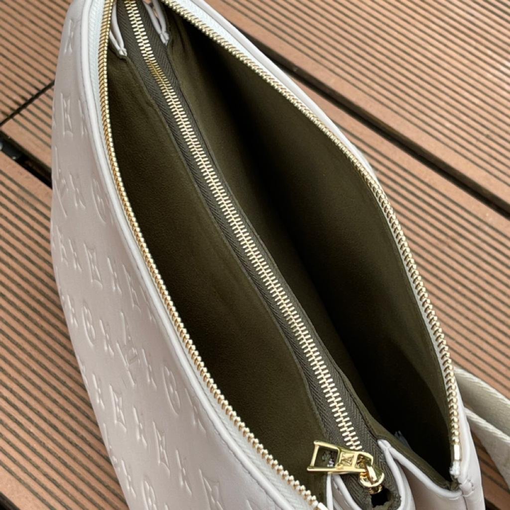 Louis Vuitton Coussin PM Bag 26cm Monogram Embossed Puffy Lambskin Leather Spring/Summer Collection M57793 White