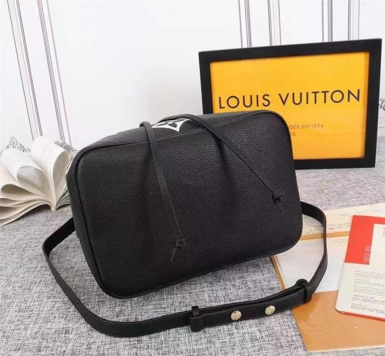 Louis Vuitton NeoNoe Bag 26cm Oversized Monogram Cowhide Leather Canvas Fall/Winter Collection M56889 Noir