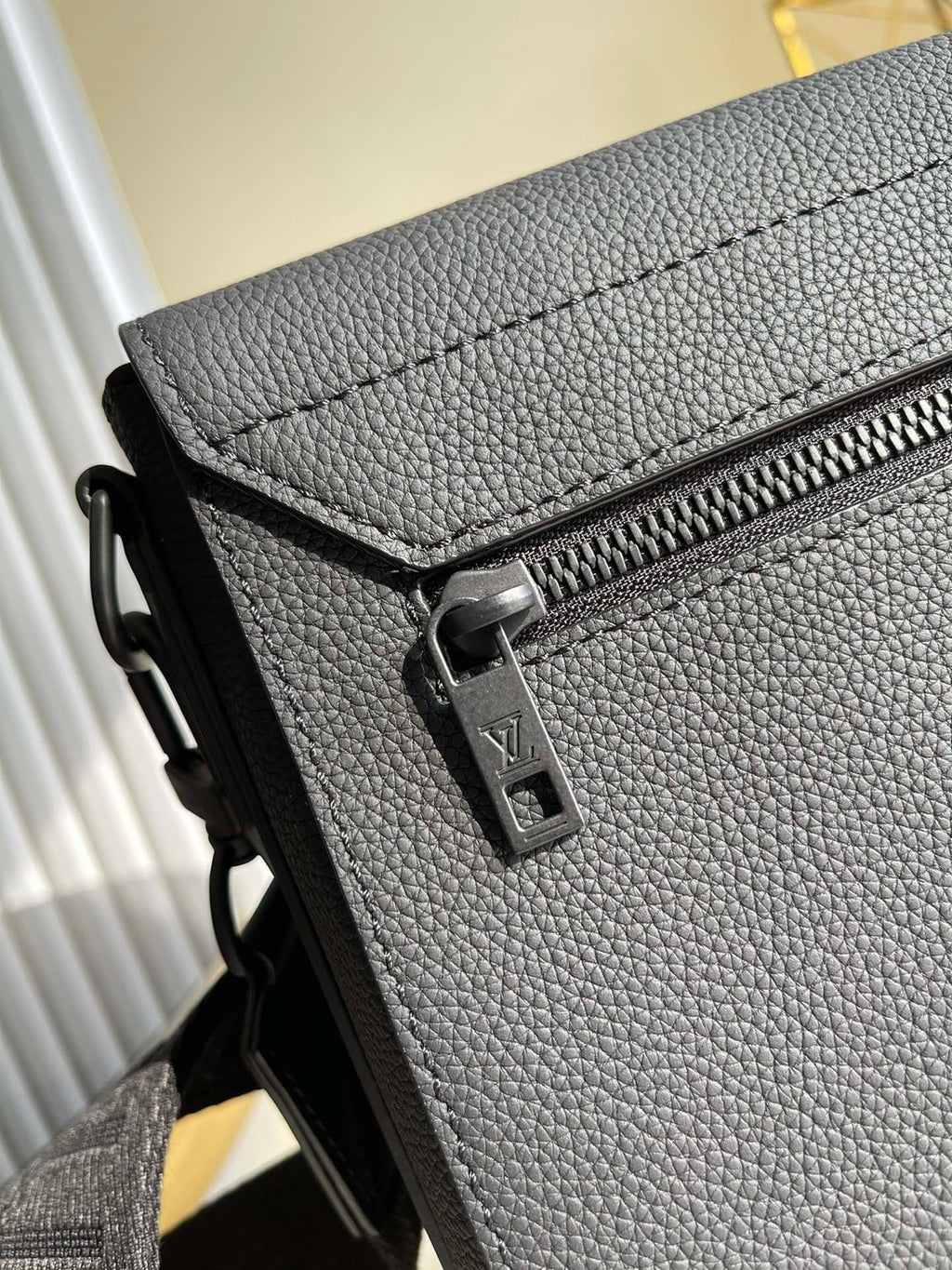 Louis Vuitton M57080 Messenger 28cm