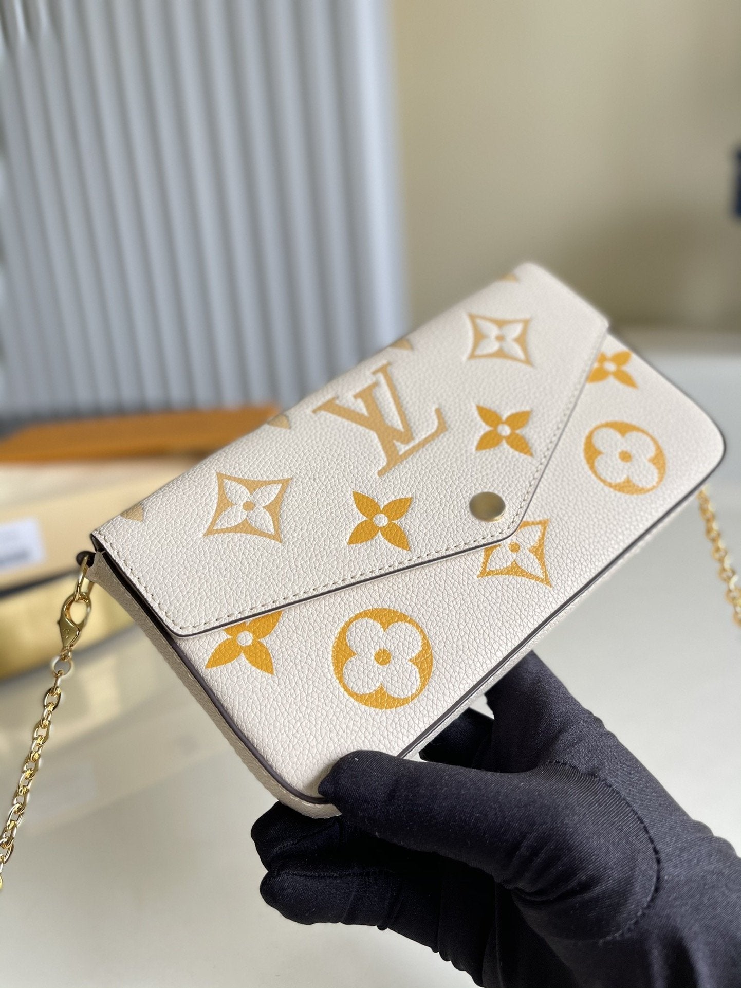 Louis Vuitton Pochette By The Pool 21cm White