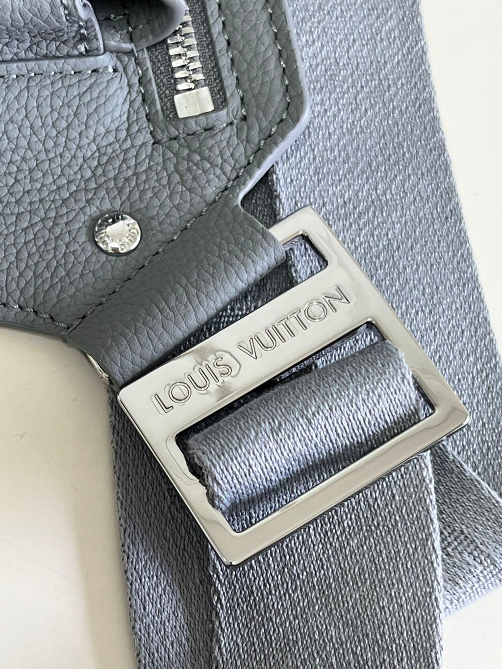 Louis Vuitton Aerogram Slingbag Grey For Men, Men’s Bags 30cm LV M59625