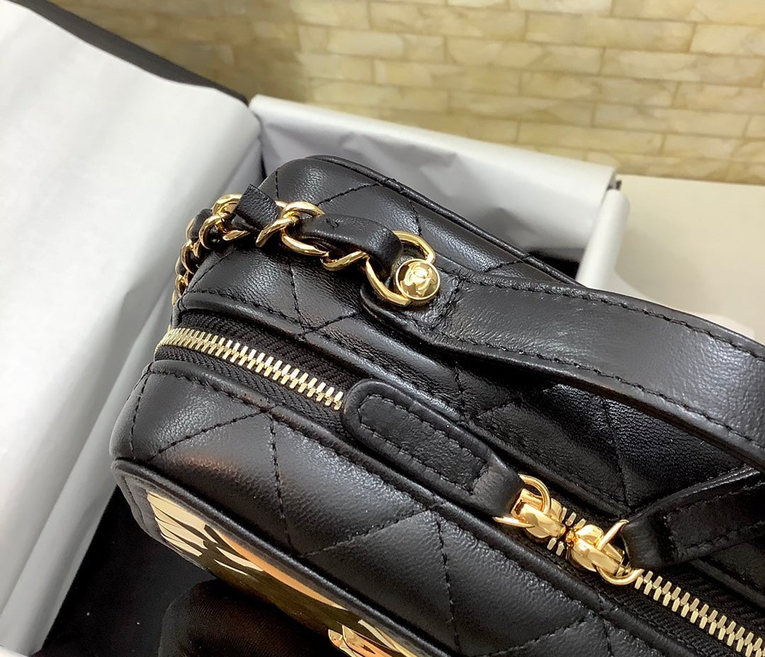 Chanel 21 22 Vanity Casebag 19cm Gold Toned