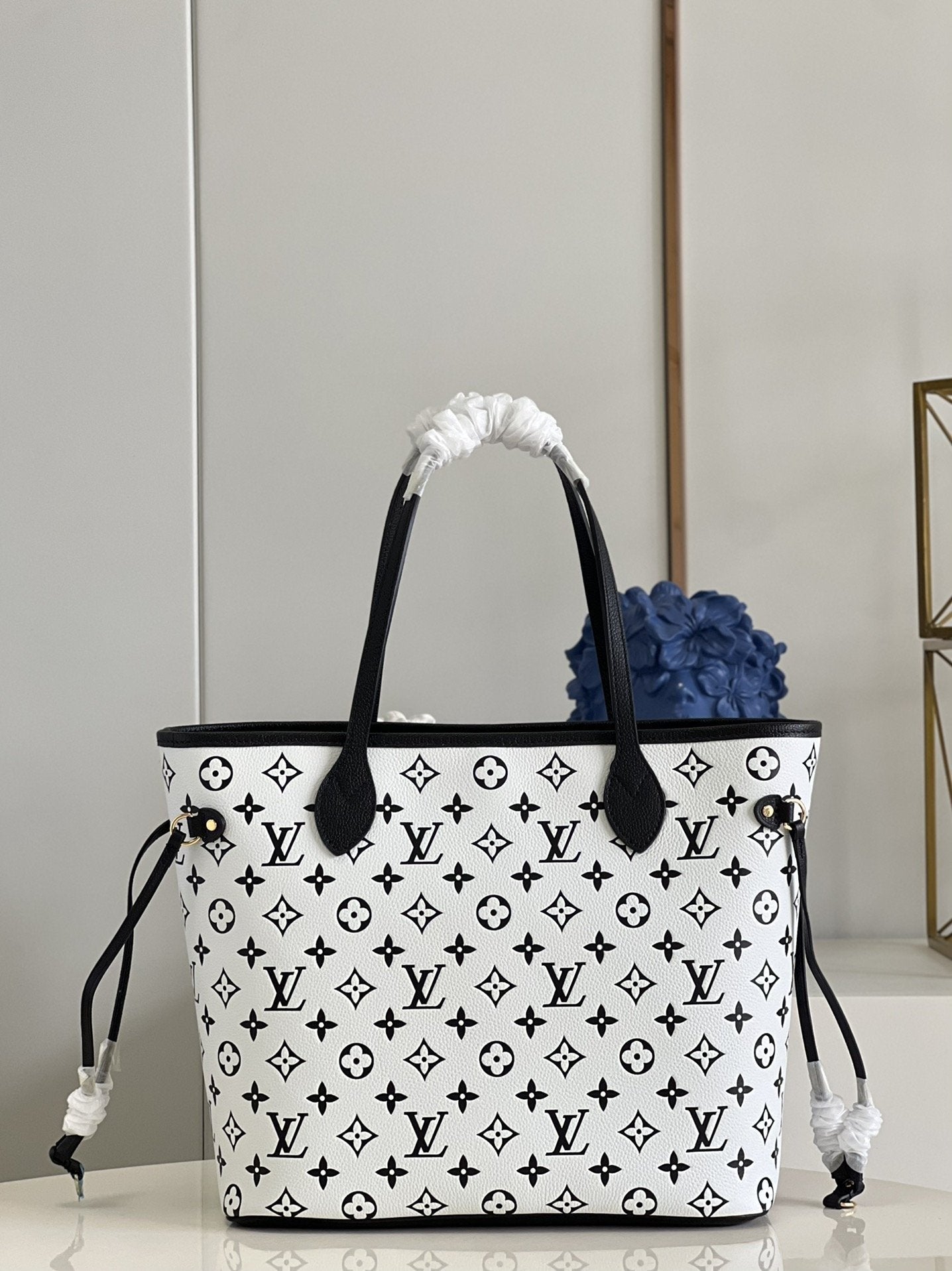 Louis Vuitton Neverfull MM Monogram Empreinte Black / White For Women, Women’s Handbags, Tote Bags 31cm LV M46103