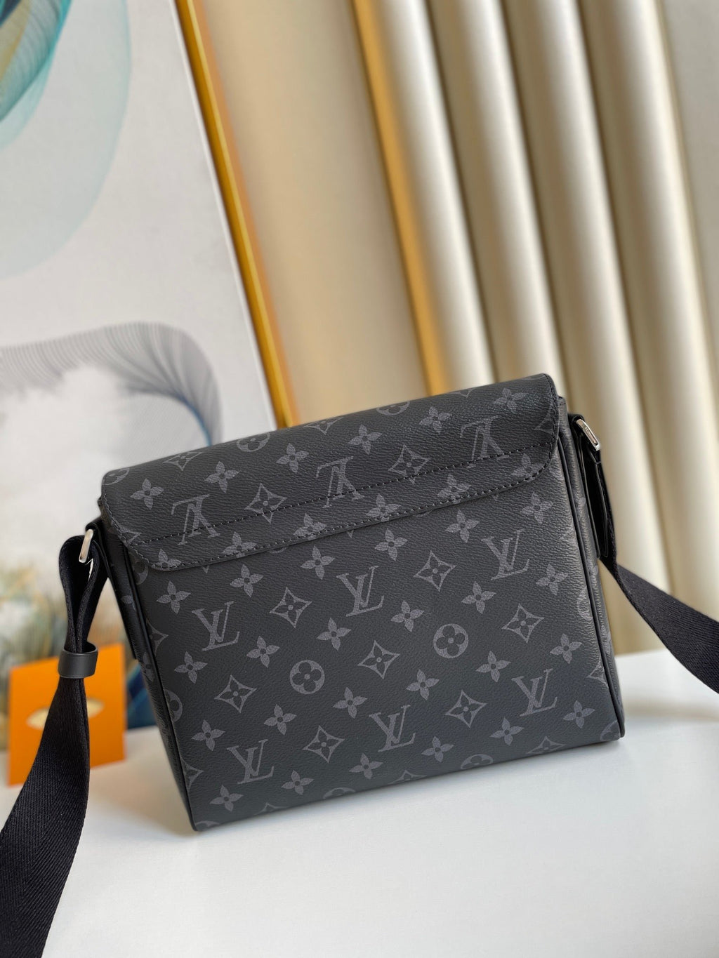 Louis Vuitton M45272 District PM 25cm