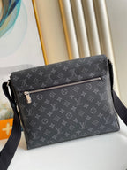 Louis Vuitton N41039 District MM 31cm