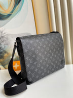 Louis Vuitton N41039 District MM 31cm