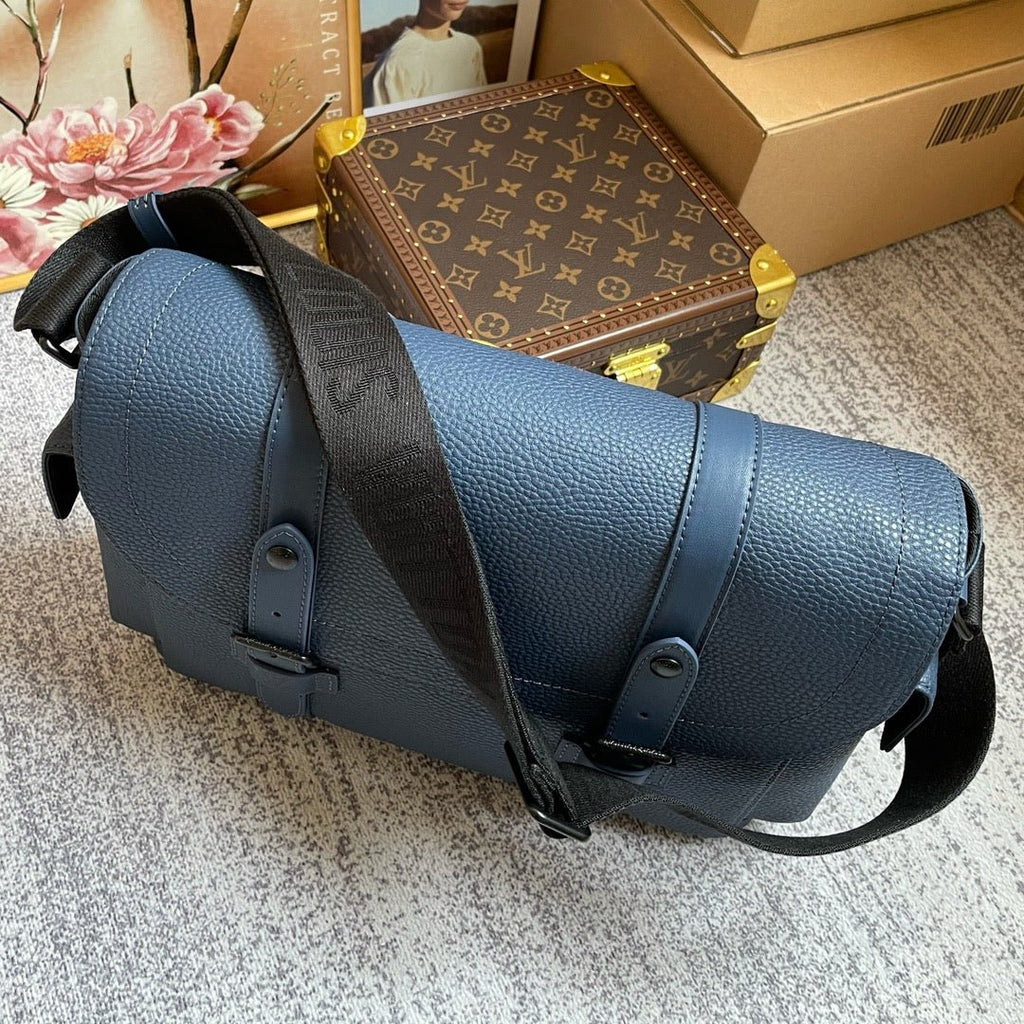 Louis Vuitton M58475 Christopher Messenger 29cm Blue