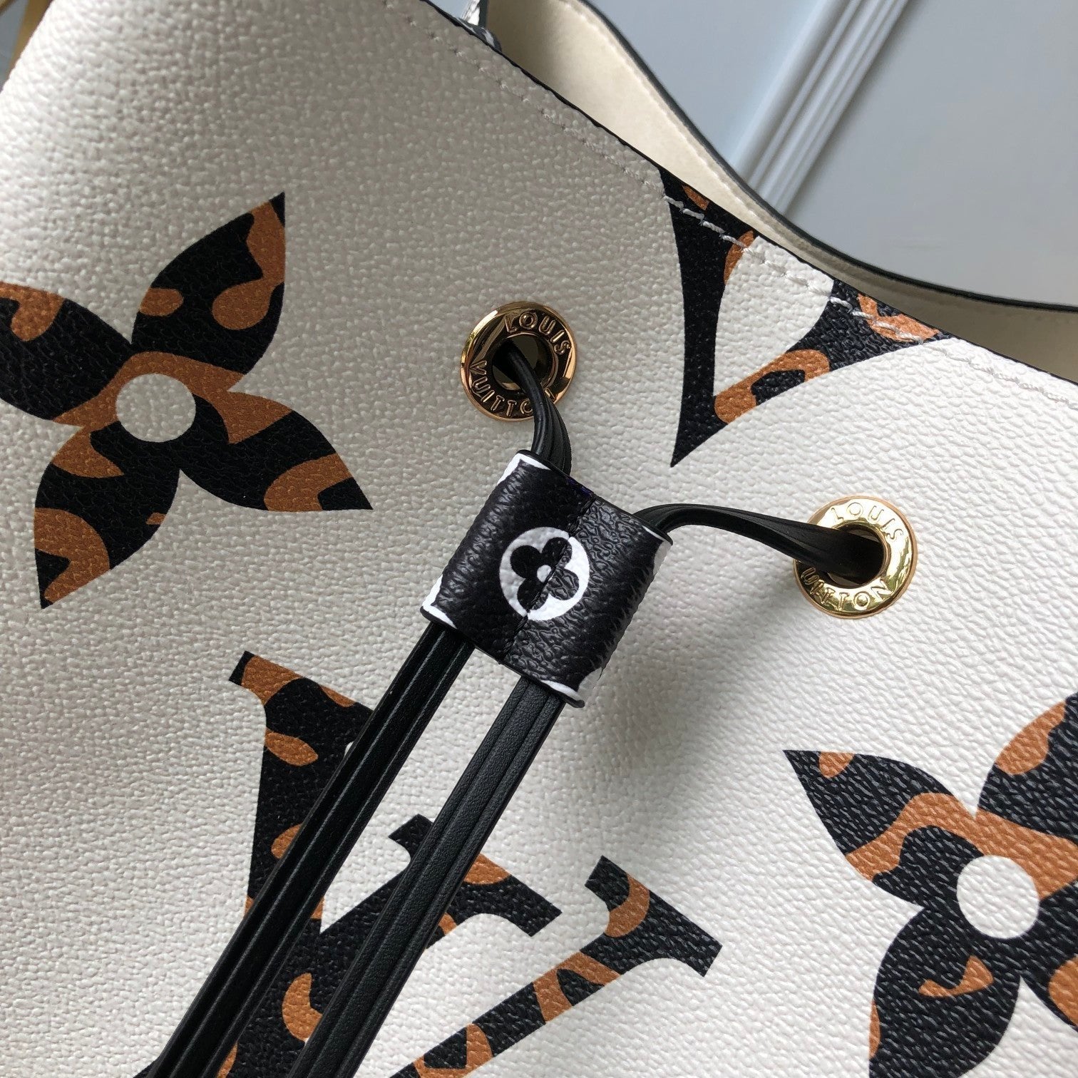 Louis Vuitton NeoNoe Bucket Bag 26cm White