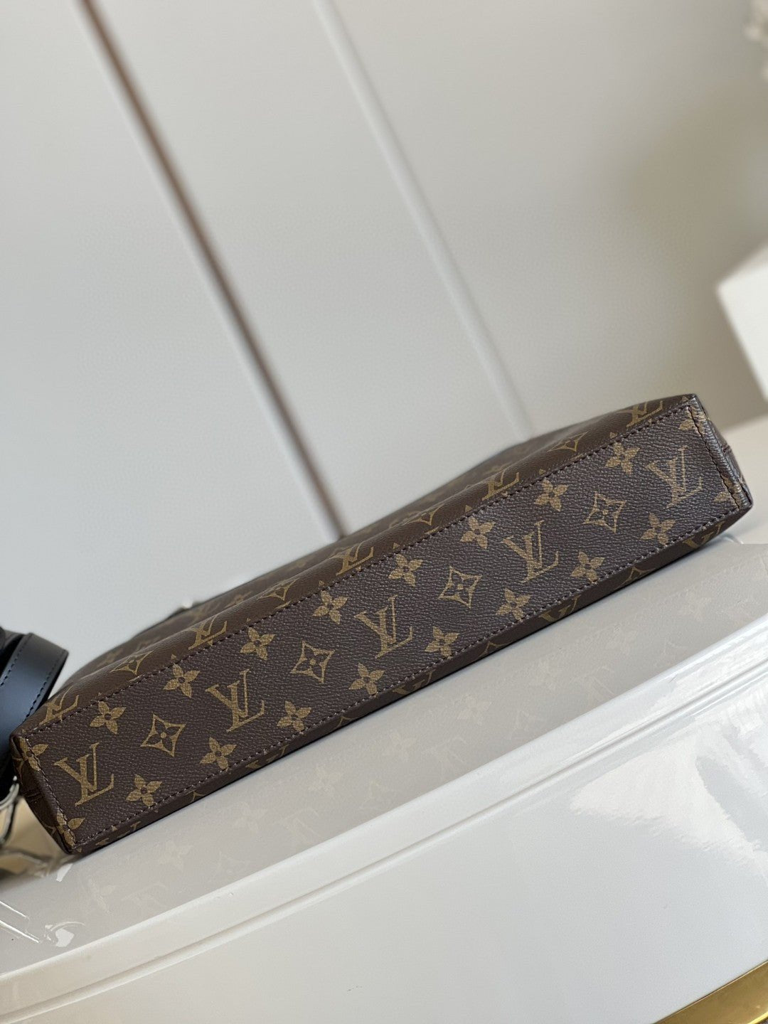 Louis Vuitton Porte Documents Jour Monogram 37cm