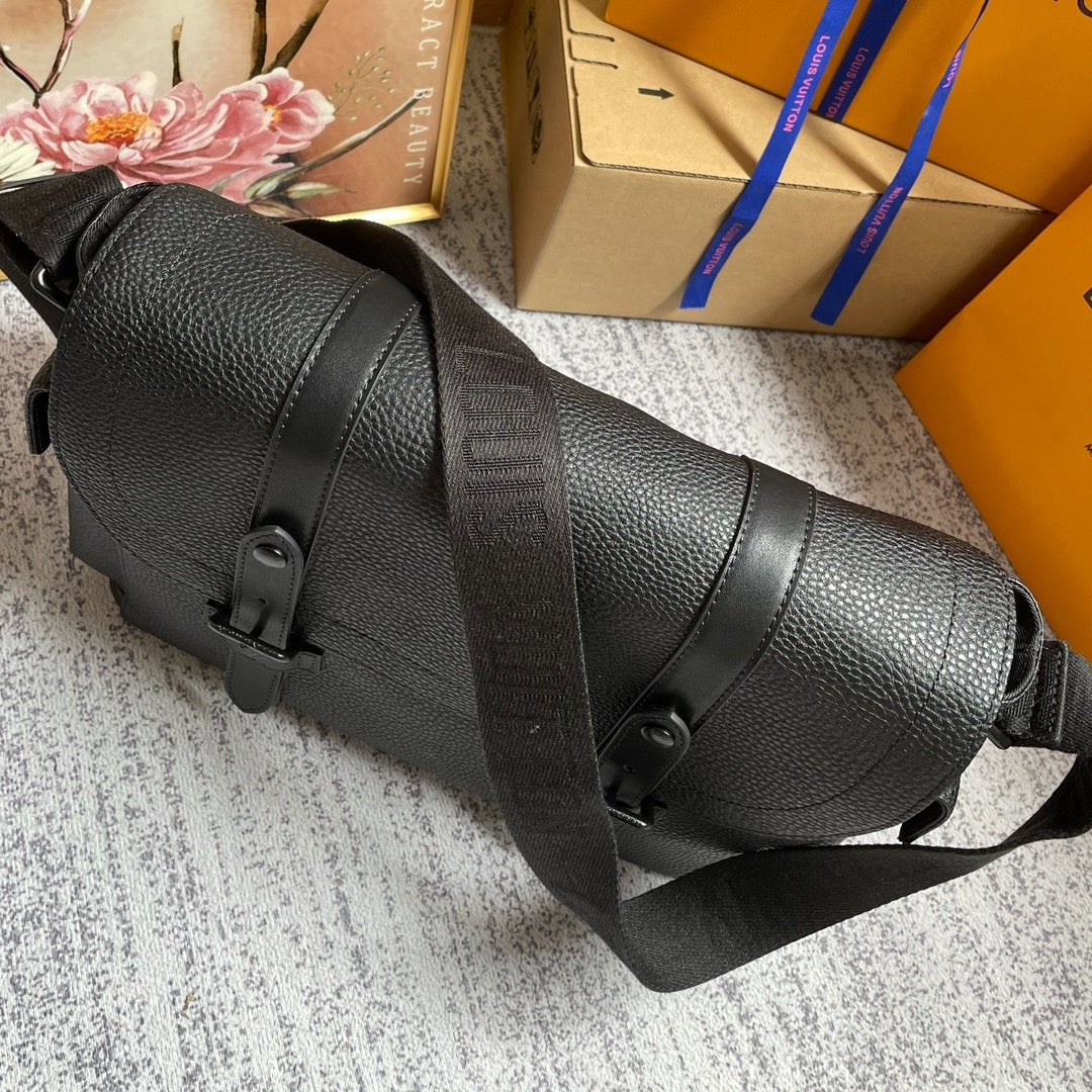 Louis Vuitton M58475 Christopher Messenger 29cm Black