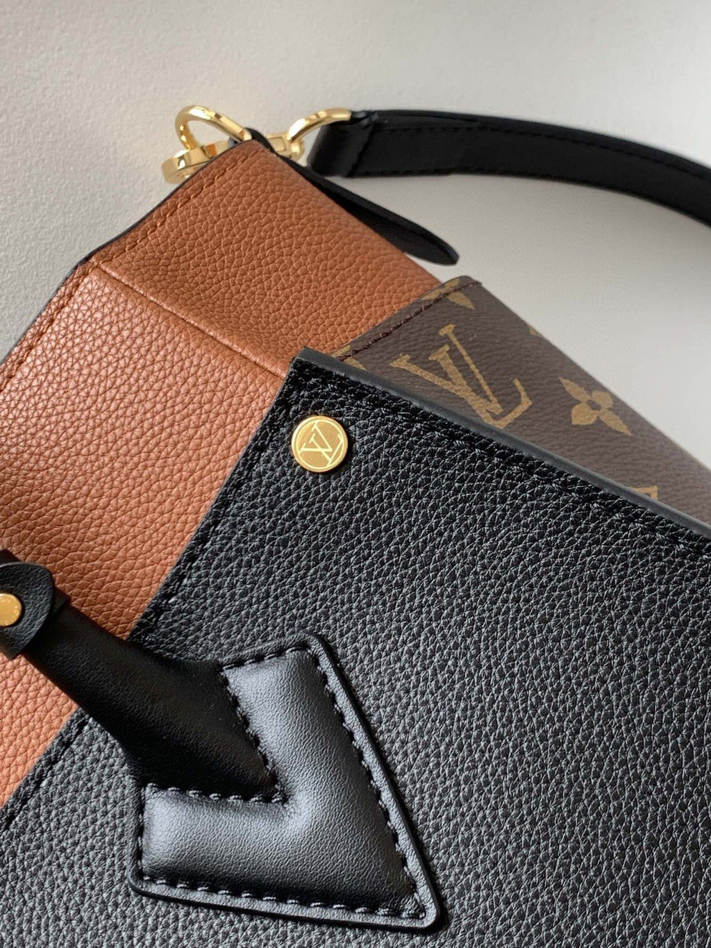 Louis Vuitton M57728 On My Side PM 30cm Black
