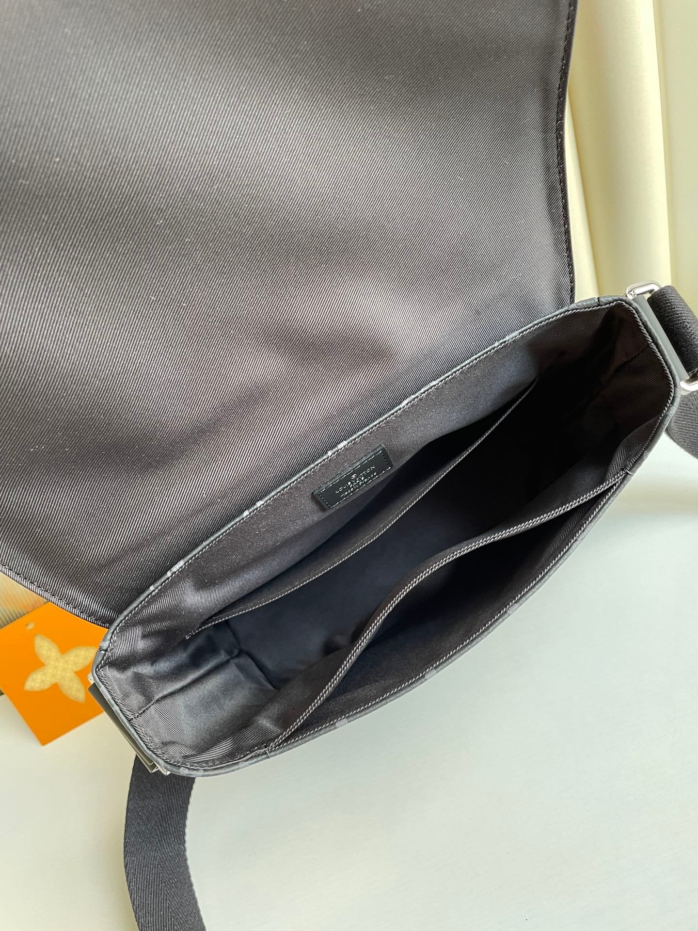 Louis Vuitton M45272 District PM 25cm