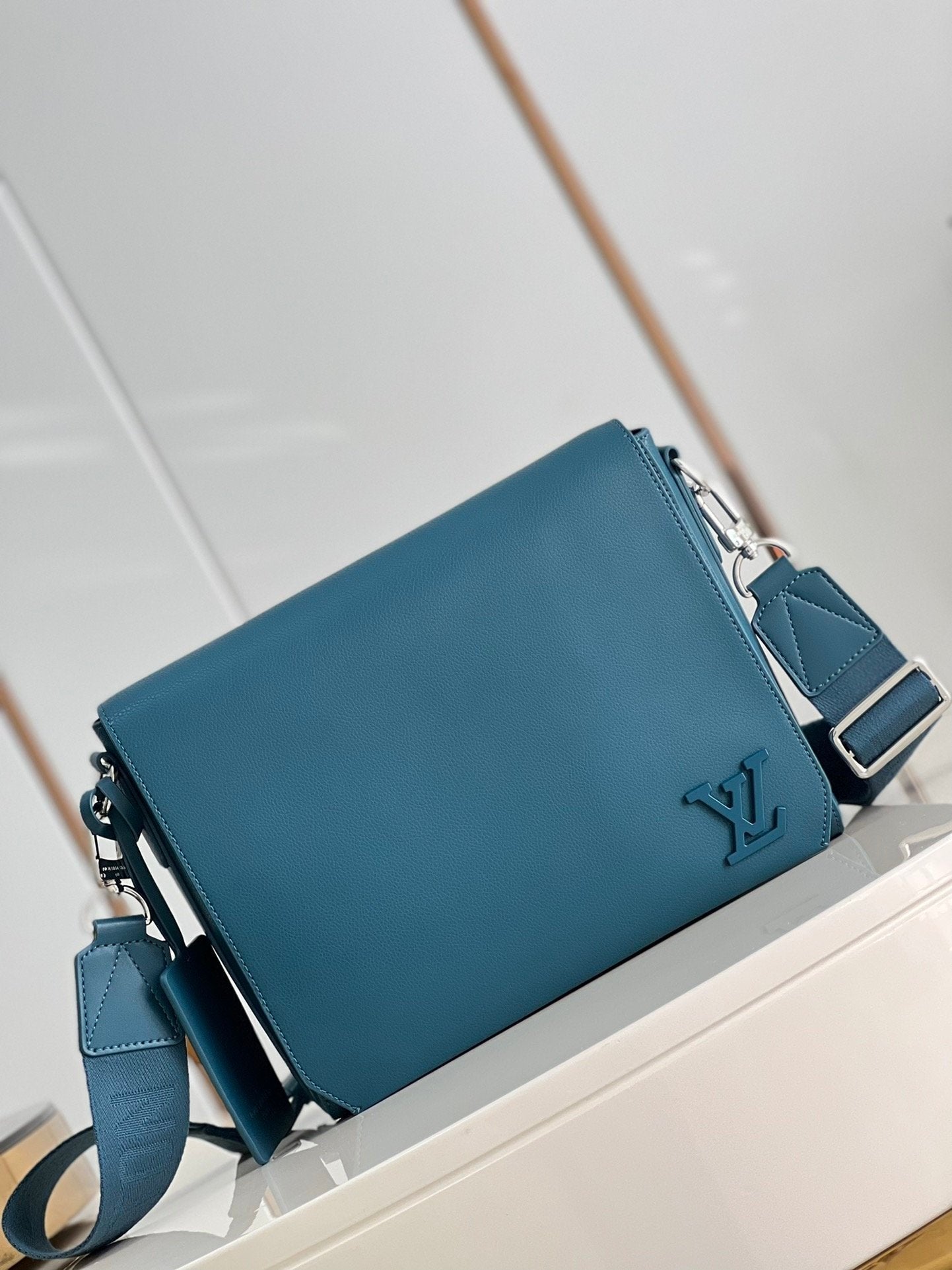 Louis Vuitton M59327 New Messenger 28cm