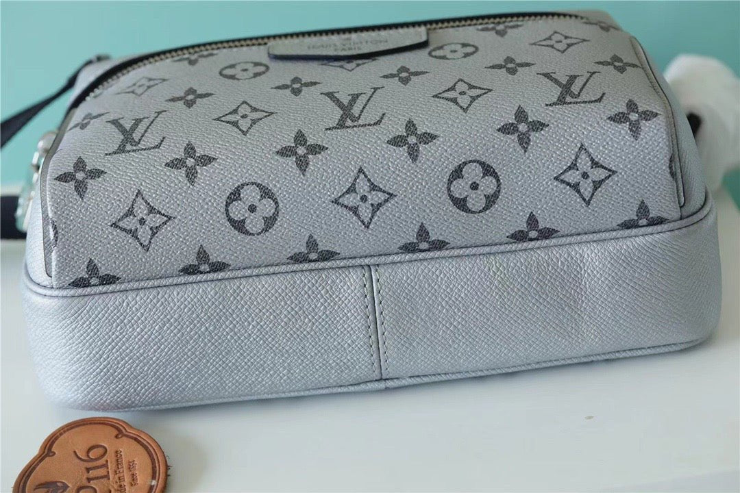 Louis Vuitton Outdoor Messenger Bag 26cm
