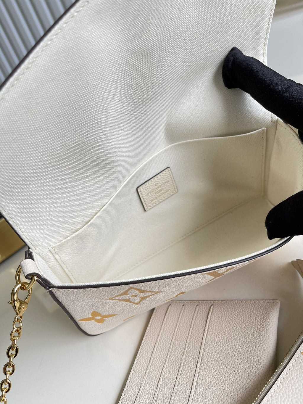 Louis Vuitton Pochette By The Pool 21cm White