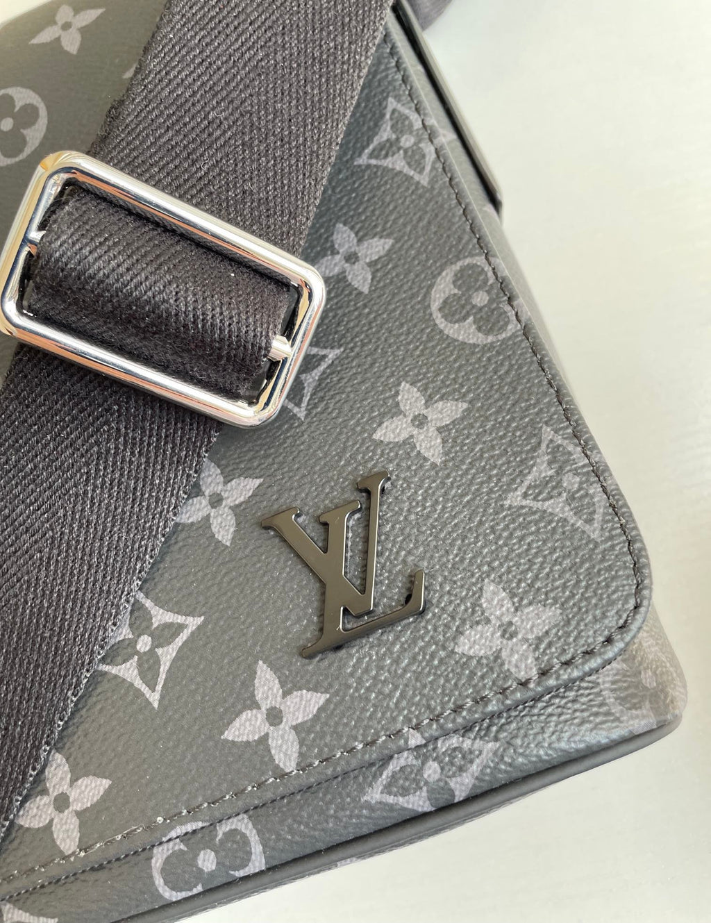 Louis Vuitton M45272 District PM 25cm