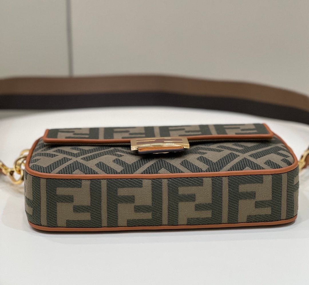 Fendi Baguette Midi 27cm Brown