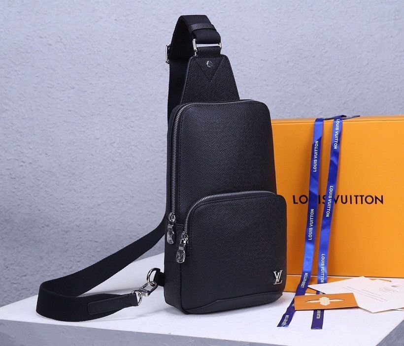 Louis Vuitton Avenue Sling Bag 32cm Taiga Leather Spring/Summer Collection M30443 Black